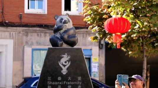 “三秦大爱 和平使者”石雕熊猫在西班牙首都马德里圆满落成！(图7)